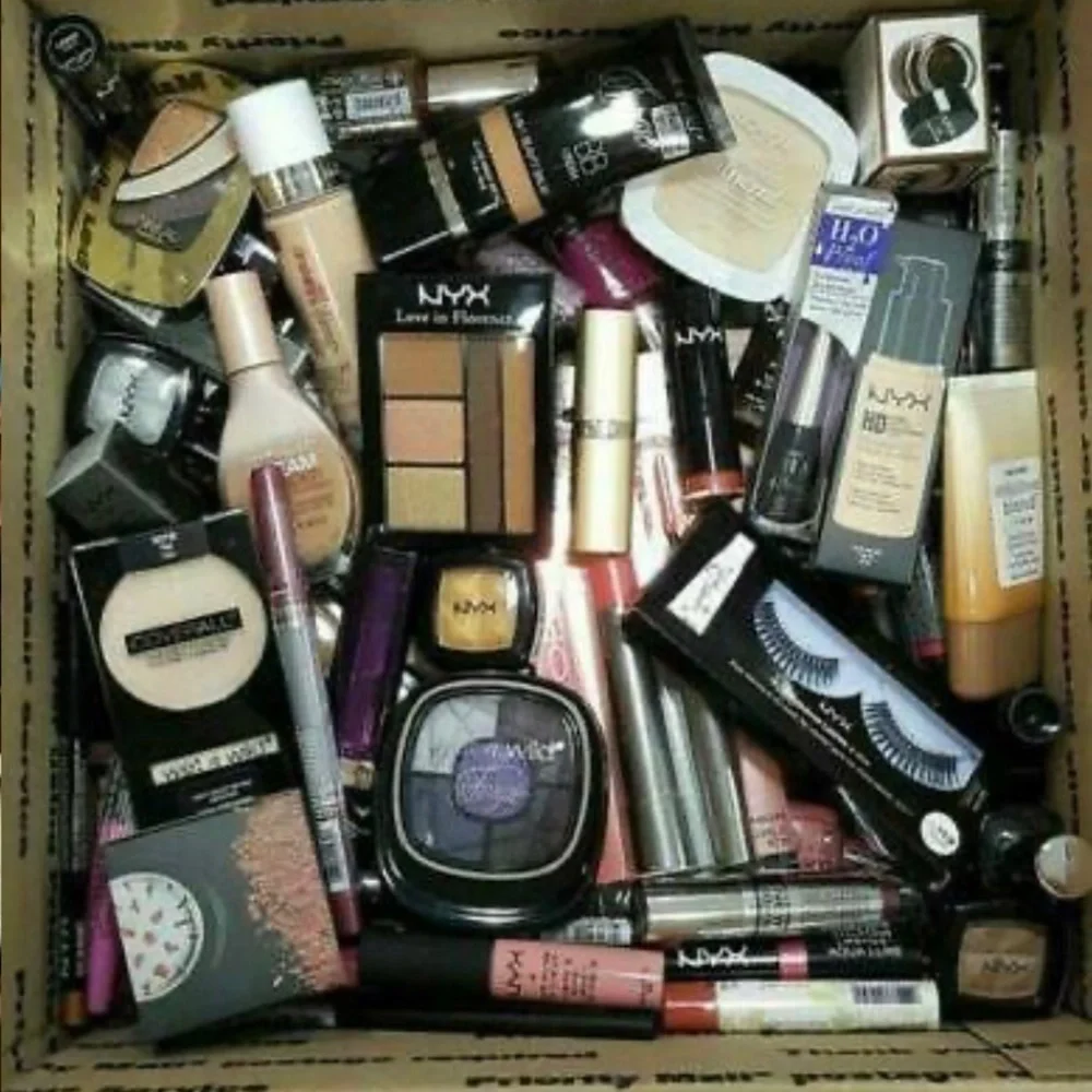 TOP NAME BRAND MYSTERY BEAUTY BOX (NEW WITH TAGS)